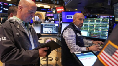 Wall Street slips as oil falls, Tech stock drags Nasdaq, S&P 500 ends 9-day winning streak 1 120902820